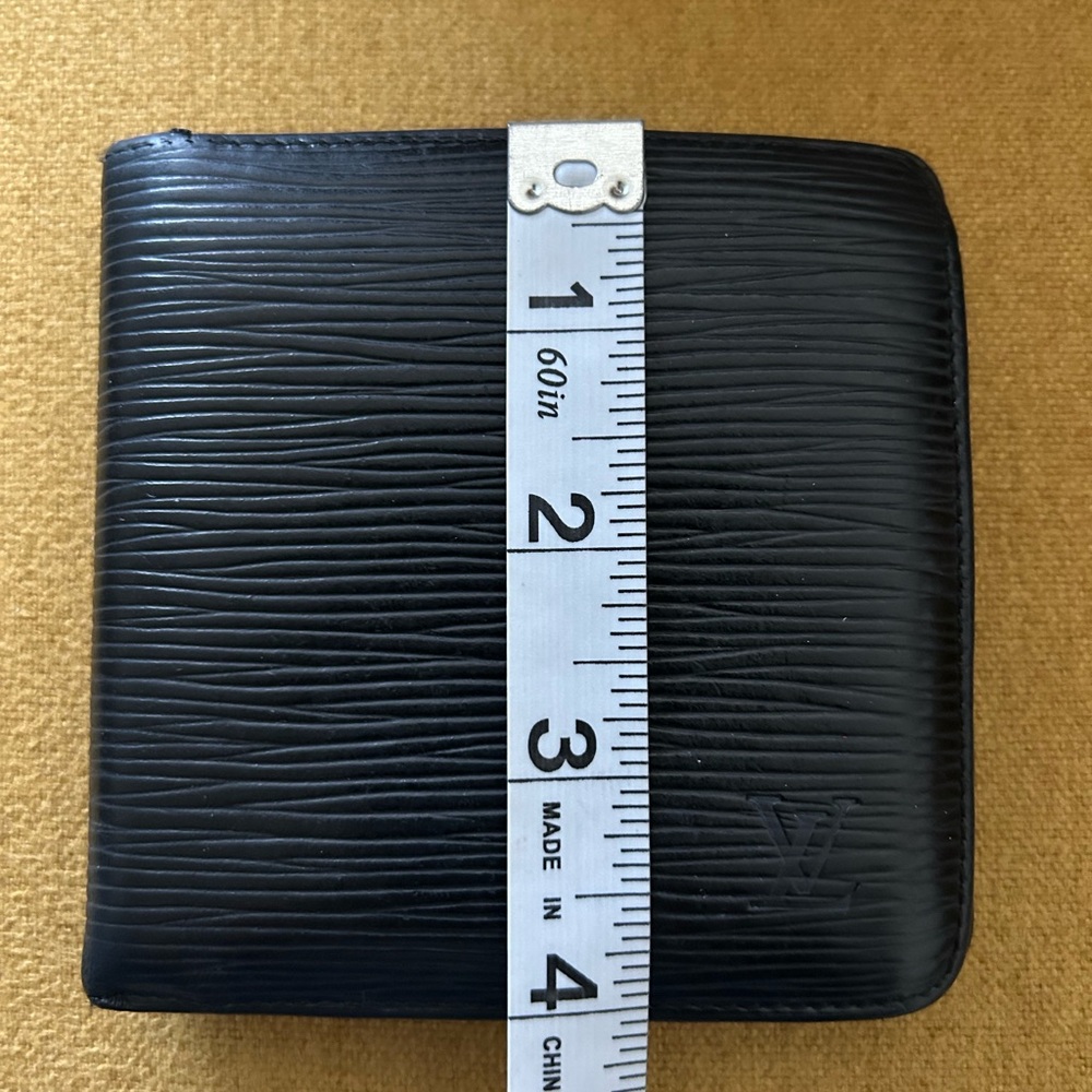Louis Vuitton Epi Men’s Bi-Fold Wallet - Picture 11 of 13